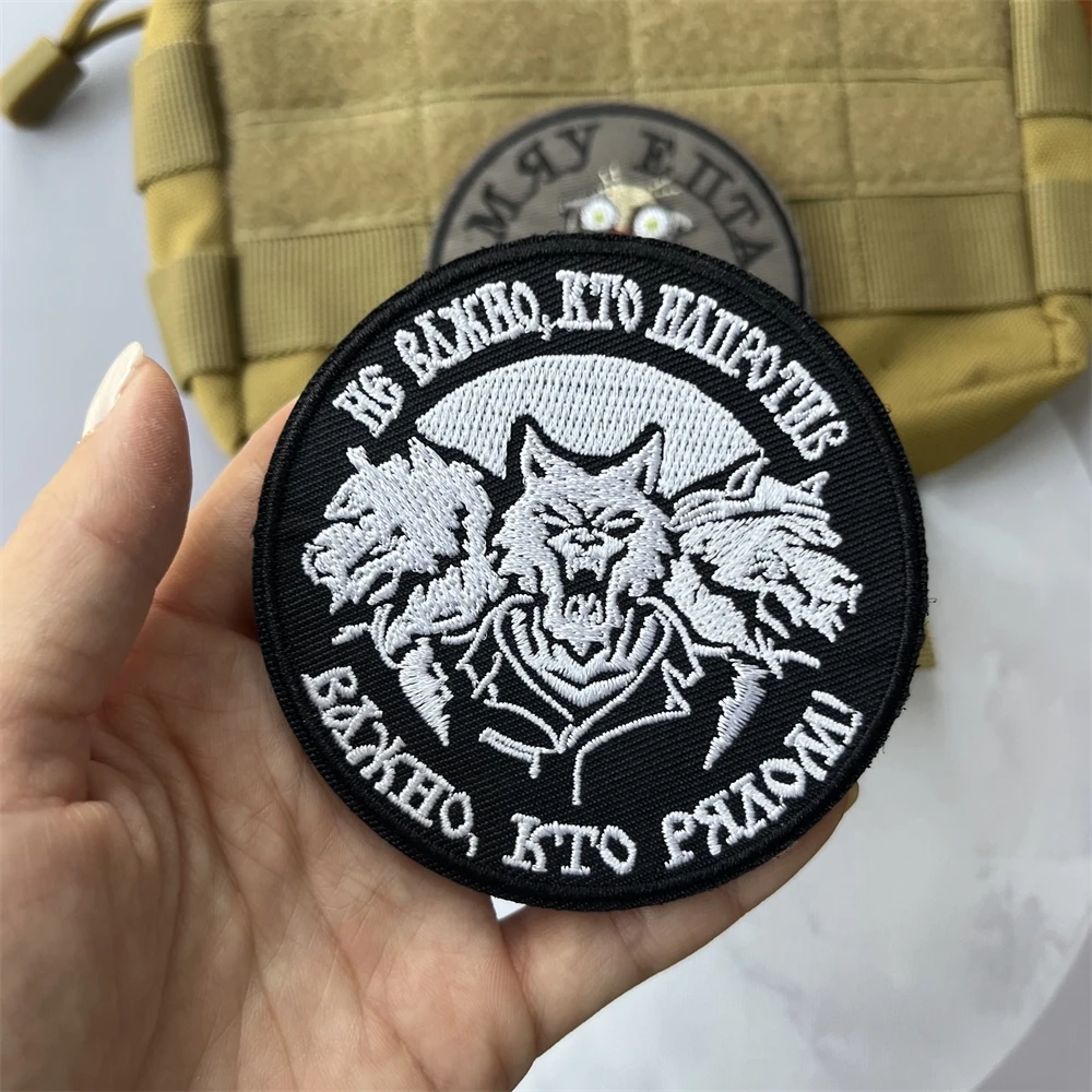 Parche táctico bordado hacha de Lobo en mochila táctica