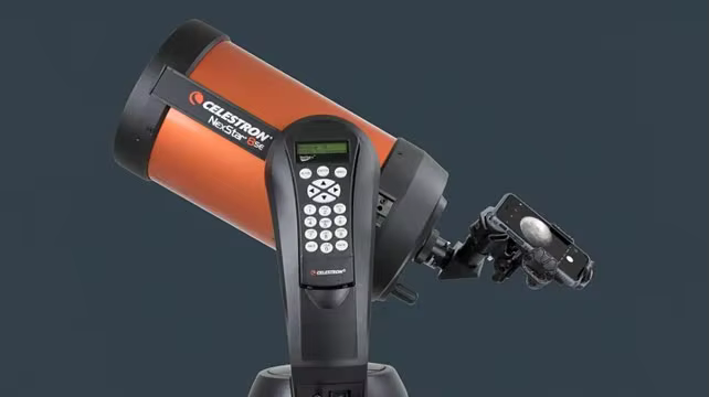 Adaptador NexYZ conectado a un telescopio con los tres ejes visibles