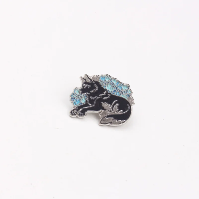 Broche de lobo con flores azules, estilo fantasía y naturaleza - imagen 4