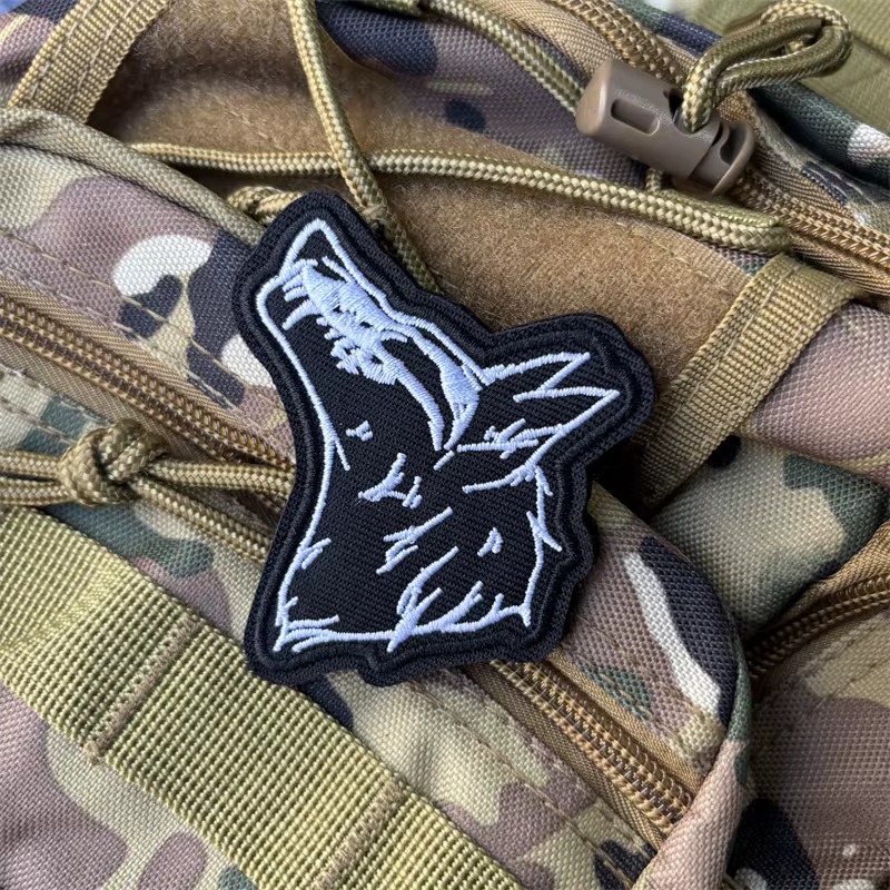 Detalle del bordado y acabado del parche militar