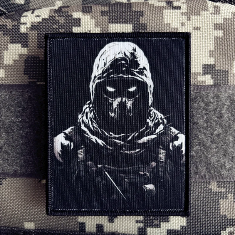 Detalle del sistema de gancho y bucle del parche militar