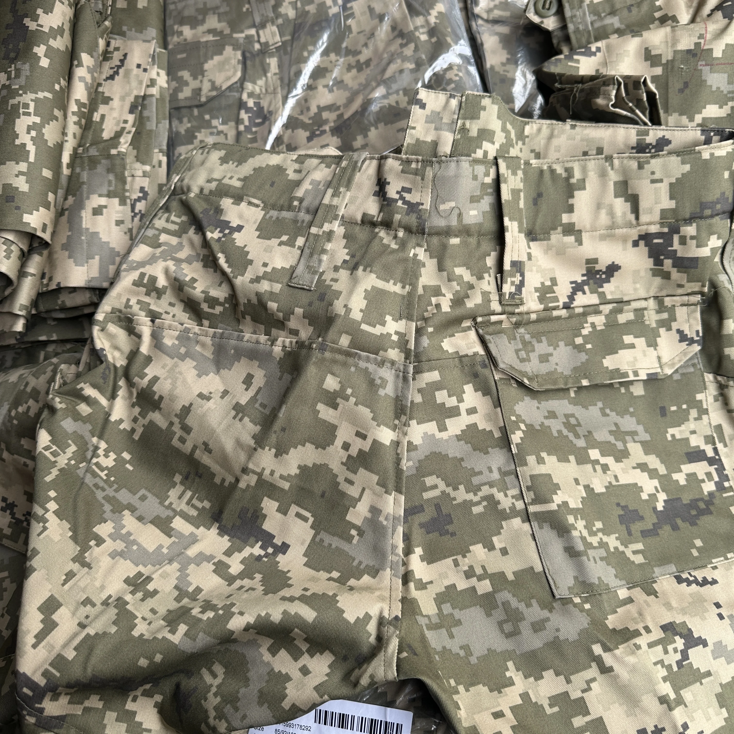 Detalle de camuflaje en pantalones de entrenamiento