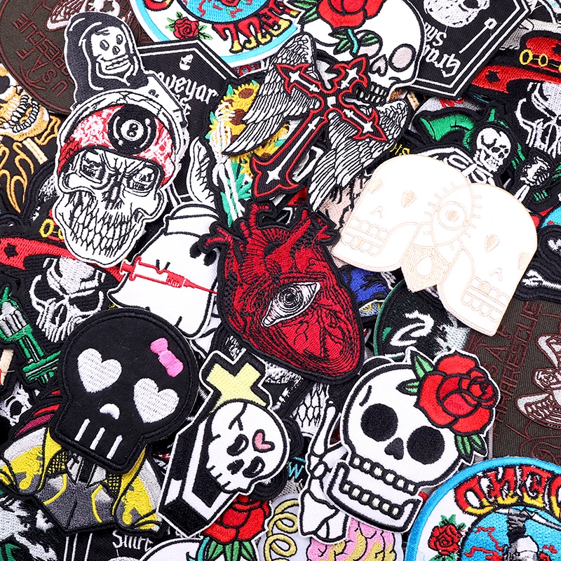 Detalle de bordado y diseño skull
