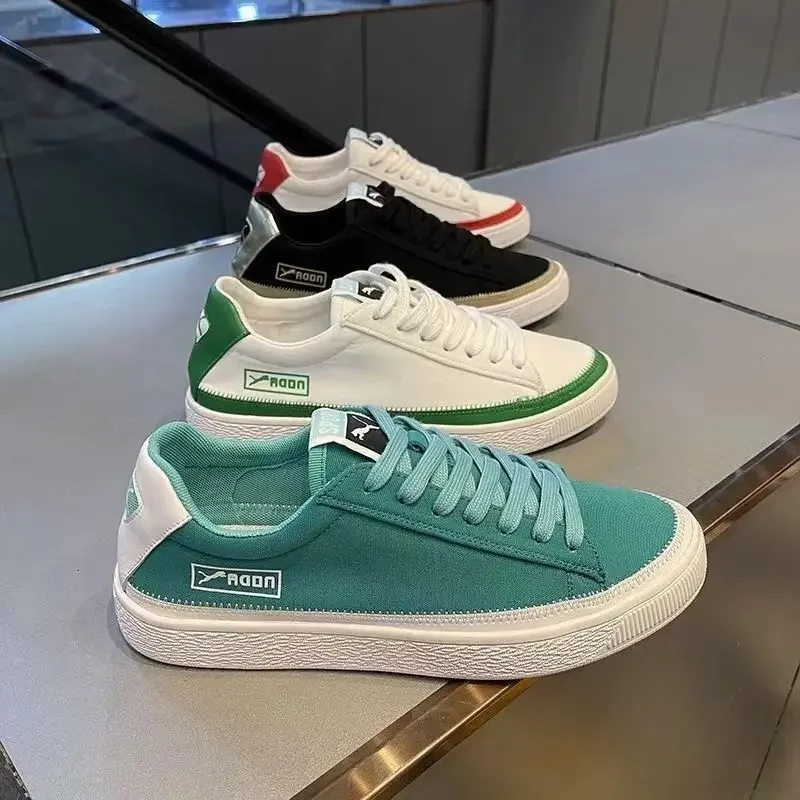 Detalle del diseño multicolor y la forma del zapato
