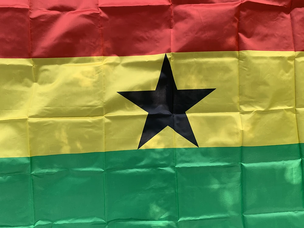 Bandera de Ghana instalada en mástil durante un evento al aire libre