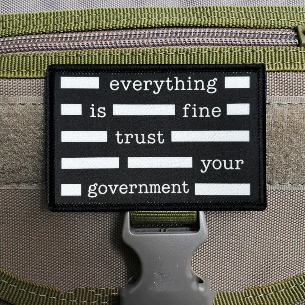 Perro del meme Everything Is Fine en patch táctico