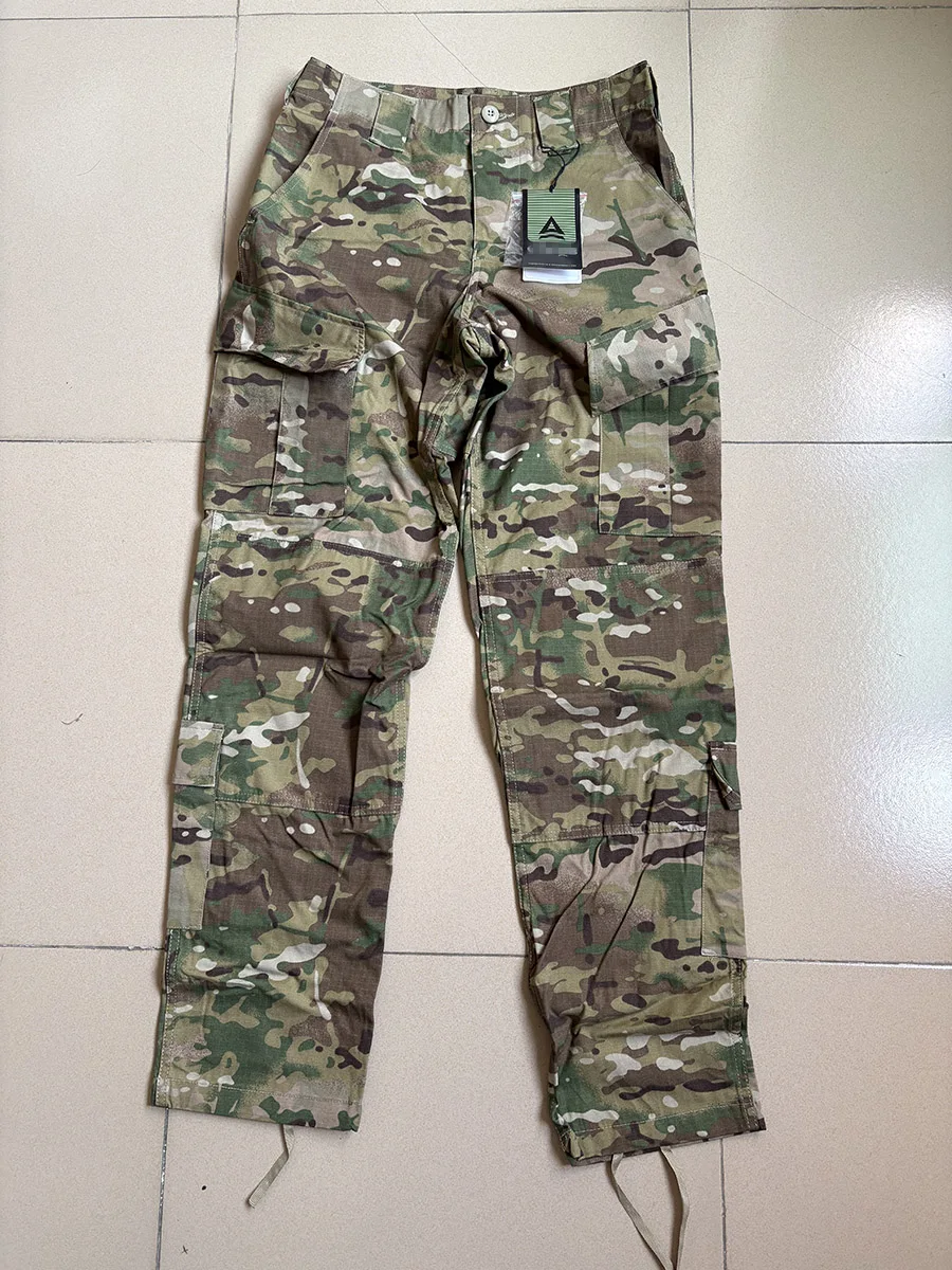 Costuras y acabado del pantalón táctico