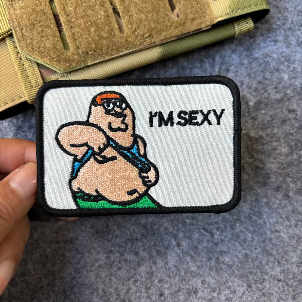 Parche divertido con meme I'M SEXY sobre superficie textil