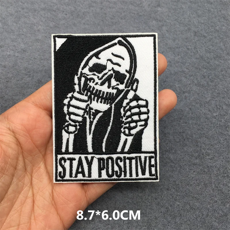 Parche táctico calavera punk – Bordado negro para coser o planchar - imagen 3