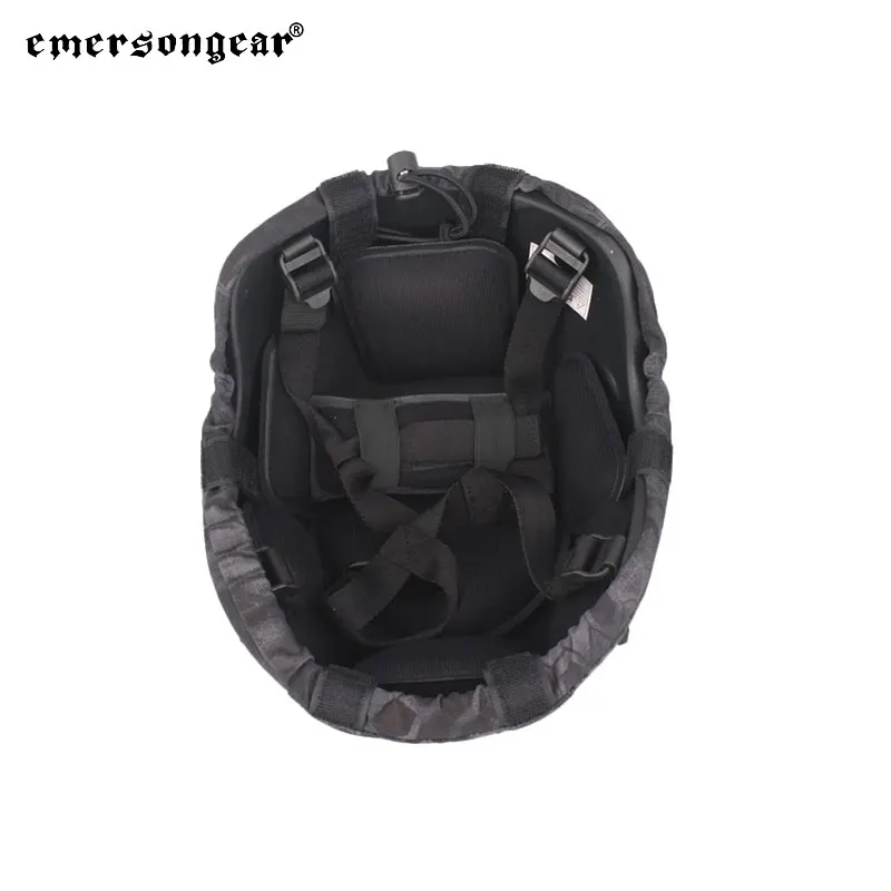 Vista frontal del casco con funda instalada