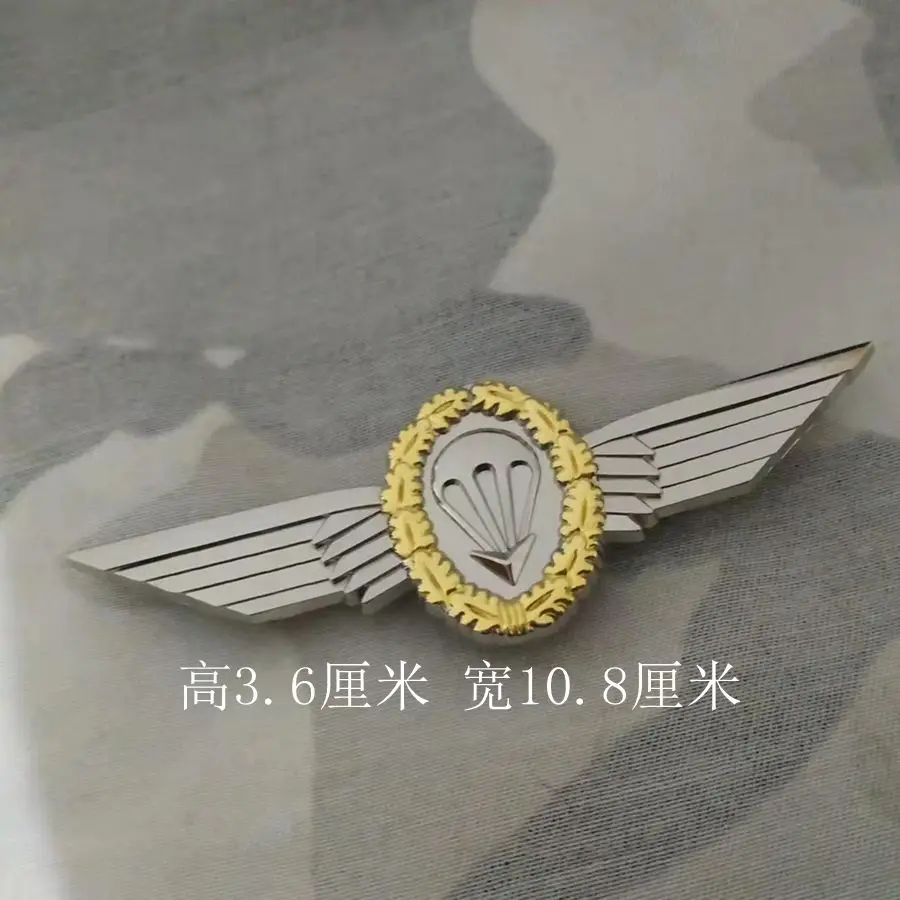 Insignia táctica placed on a cap