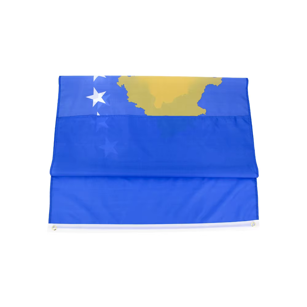 Bandera de Kosovo en entorno exterior