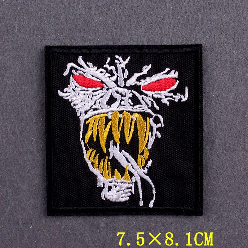 Detalle de diseño tipo emblema y rayas