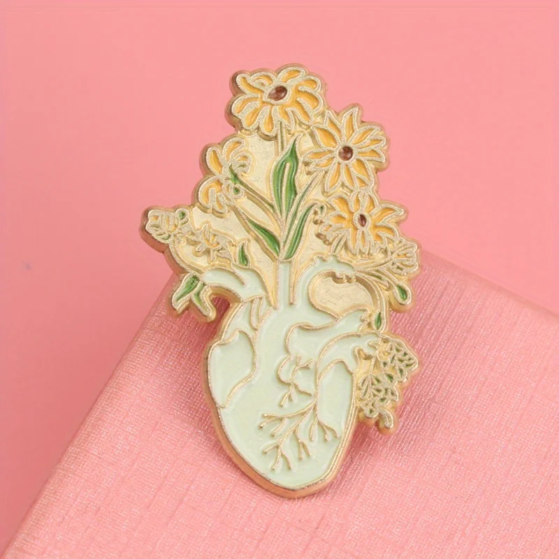 Broche corazón anatómico floral en resina dorada - imagen 3