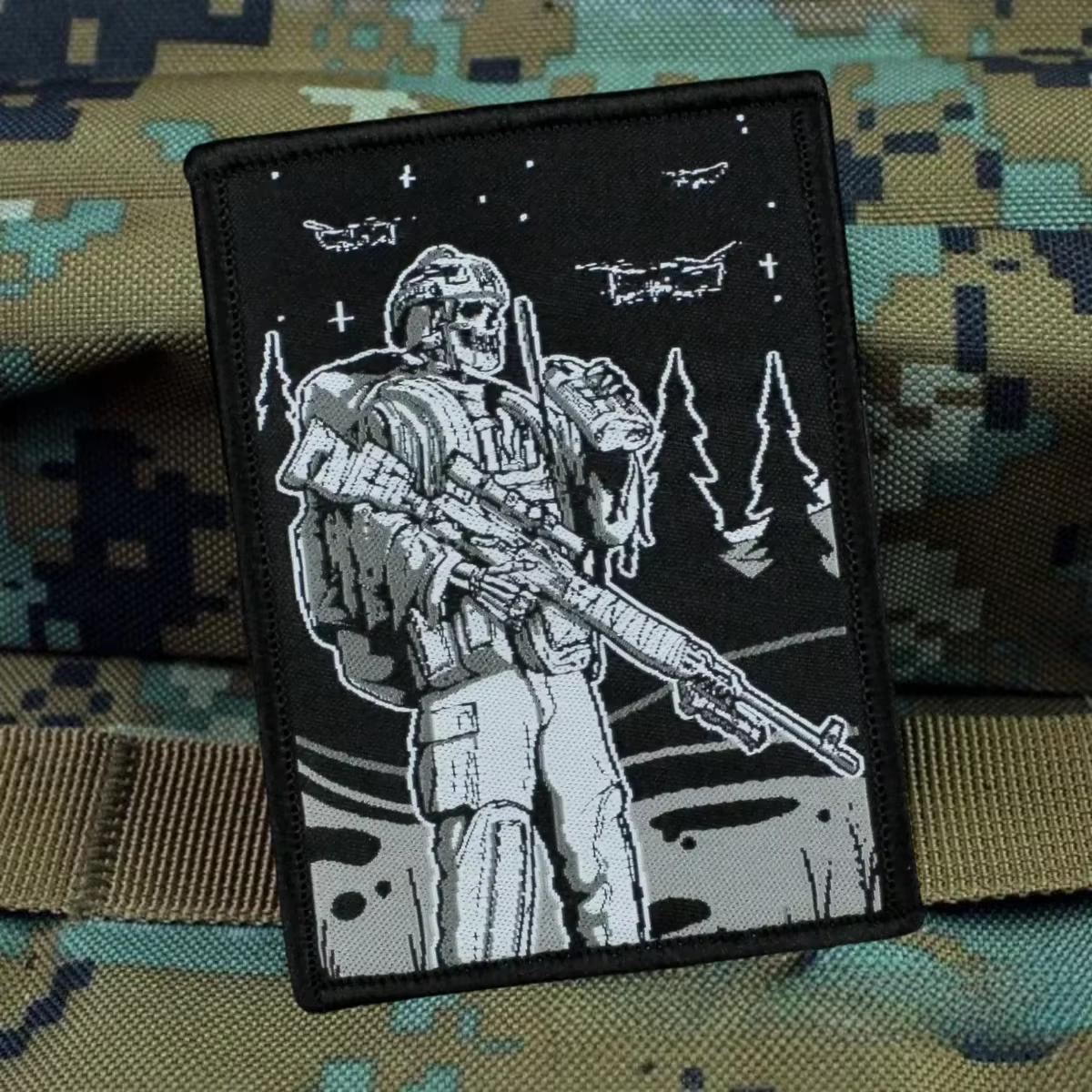 Vista frontal del parche bordado Hunter con diseño de drone