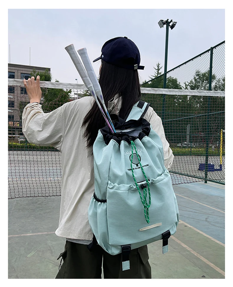 Mochila con esterilla de yoga enrollada y fijada en la parte frontal
