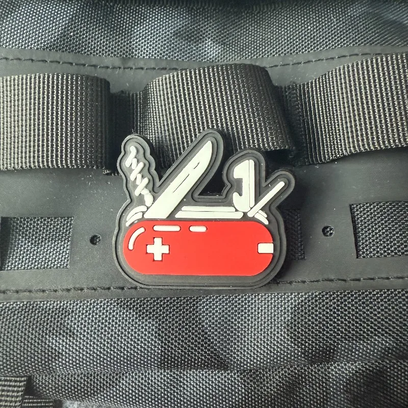 Parche táctico PVC goma – Oso Enojado, navaja suiza y velcro