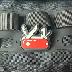 Parche táctico PVC goma – Oso Enojado, navaja suiza y velcro