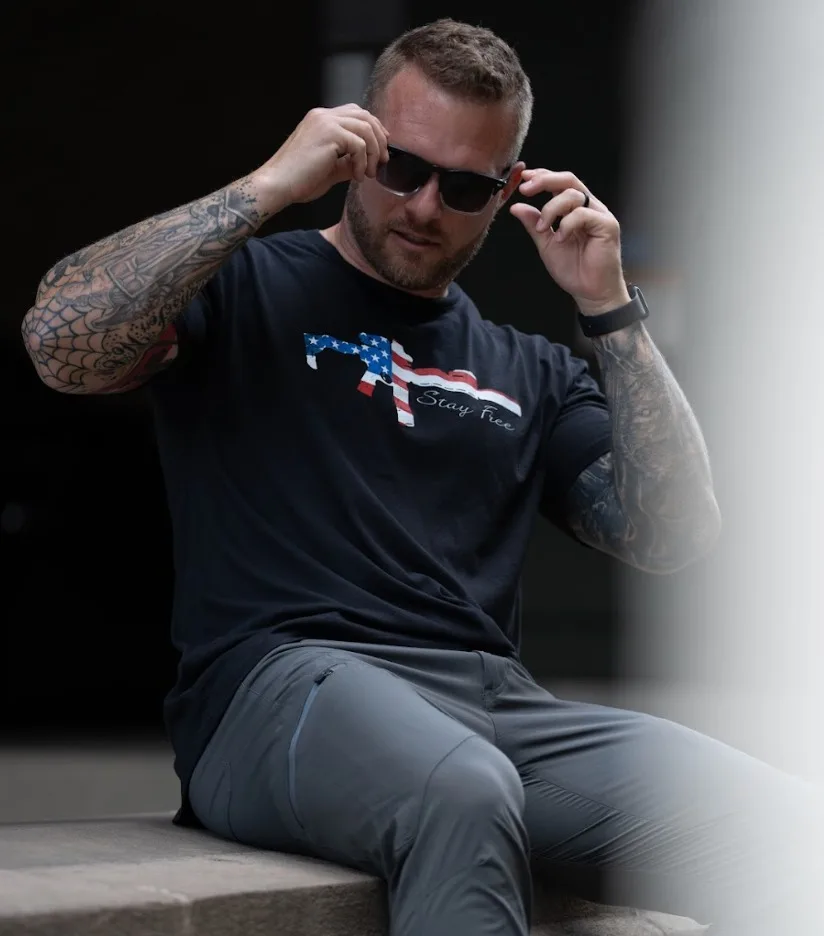 Camiseta Táctica Patriot Alliance Stay Free – Unisex Hombre Mujer - imagen 3