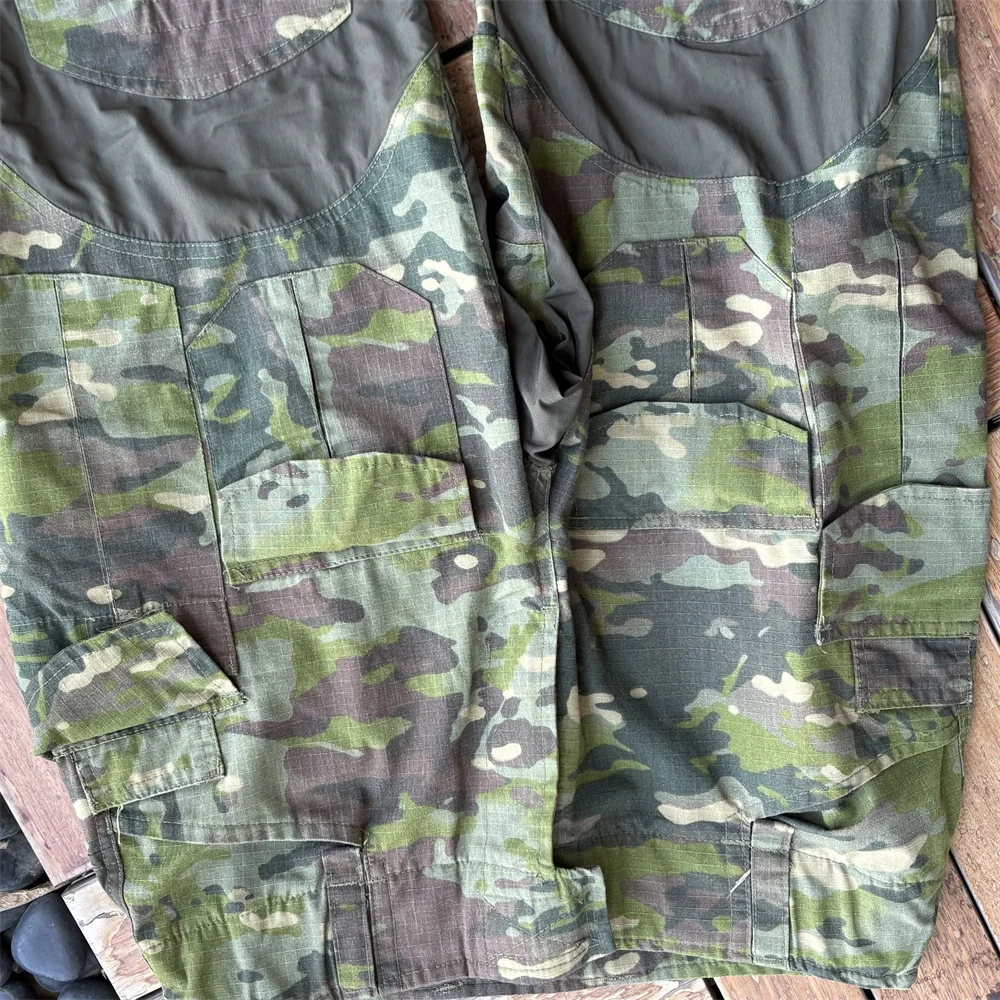 Detalle del patrón camuflaje en tonos arena