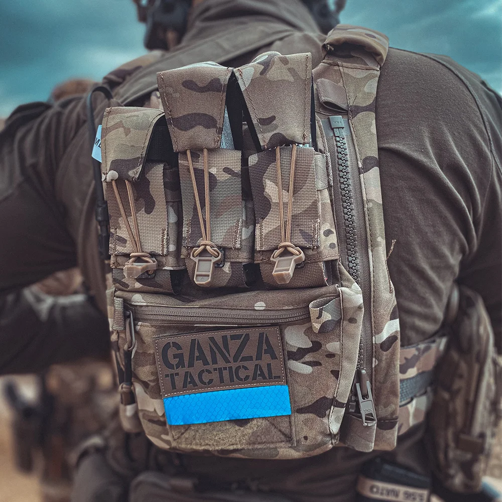 KRYDEX Zip-on Back Panel Banger en uso con equipo táctico