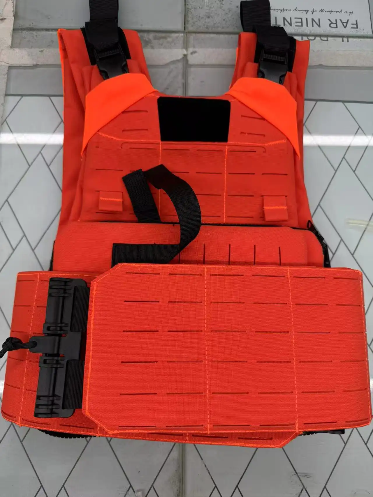 Sistema MOLLE frontal del chaleco táctico