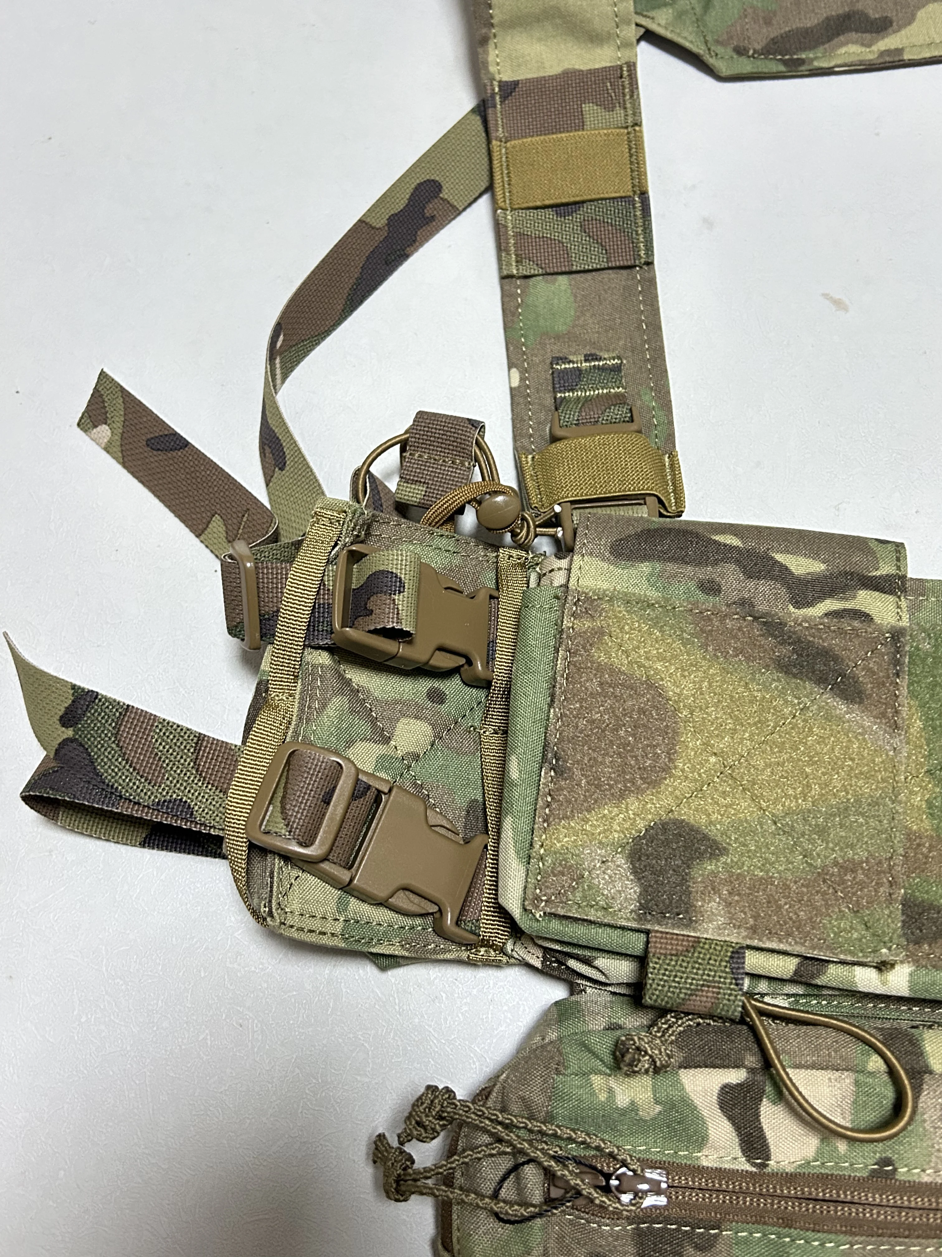 Plataforma pecho táctica multicam con sistema MOLLE - imagen 3