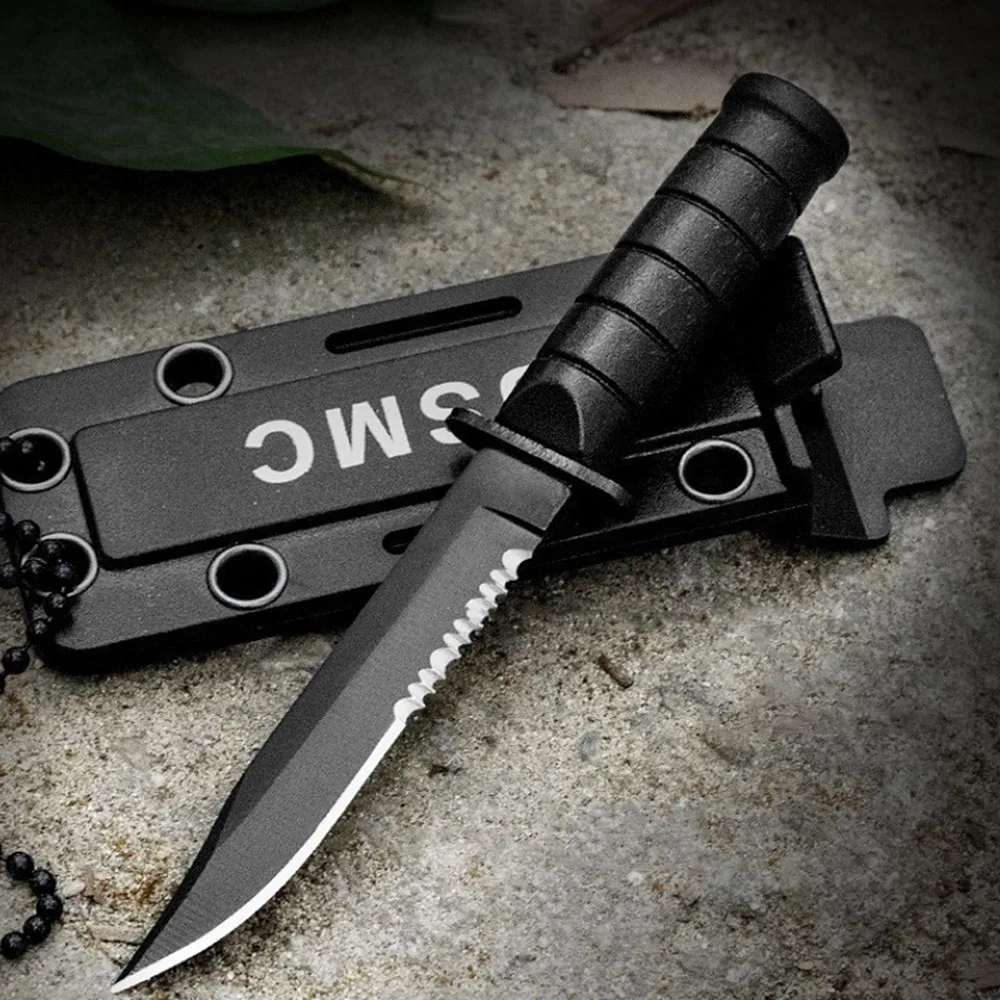 El cuchillo junto a su funda y collar