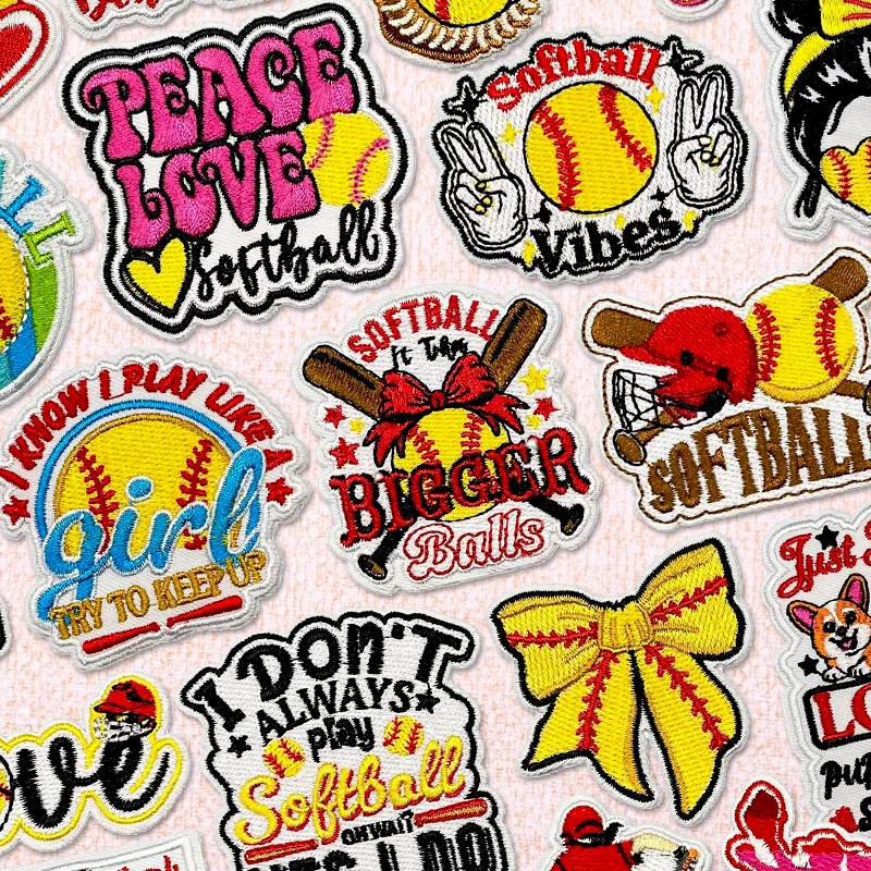 Parche bordado con temática de softbol y frases decorativas