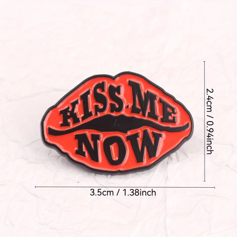 Pin esmaltado Bold Lip Kiss Me Now contraste naranja/negro para bolsos - imagen 5