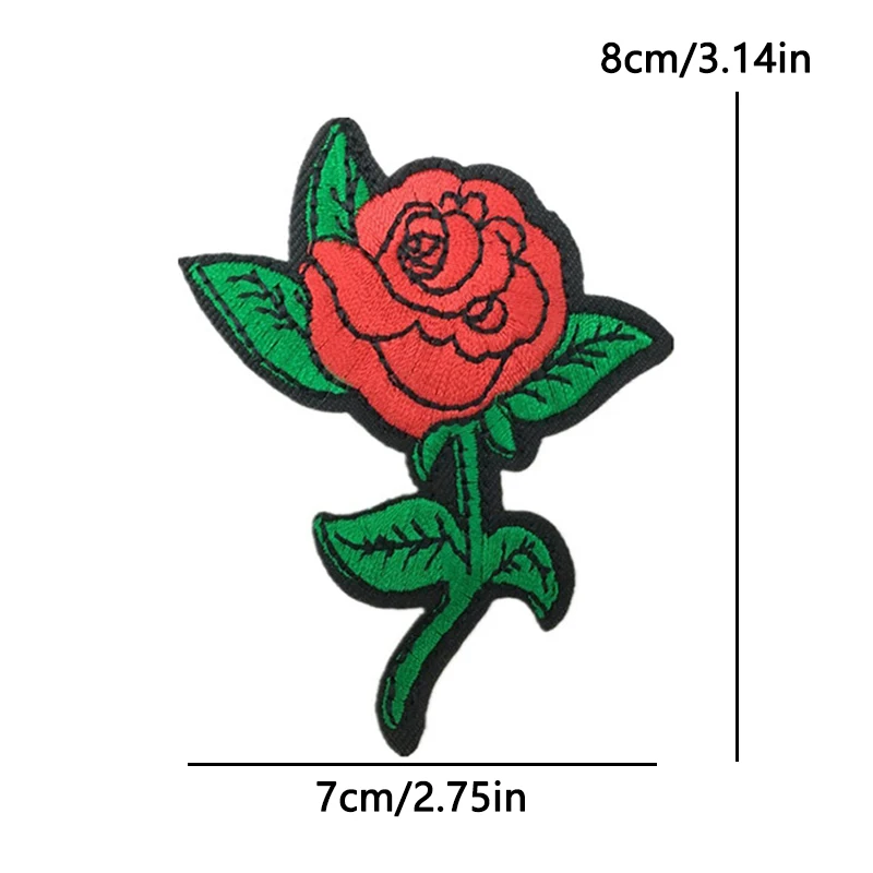 Parche aplicado sobre mochila con diseño de montaña y rosa silvestre