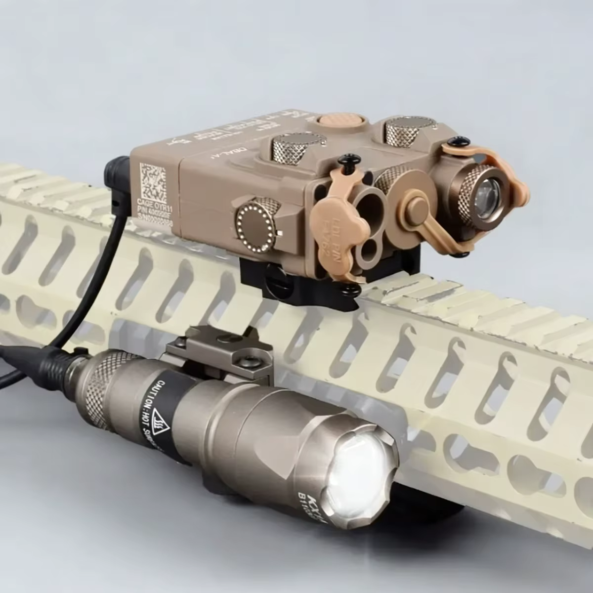 PEQ15 puntero láser táctico con estrobo LED y riel 20 mm AR15 - imagen 3