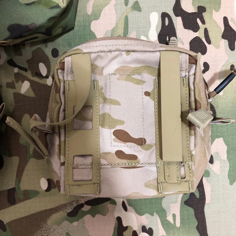 Vista lateral de la bolsa y su integración con el sistema MOLLE