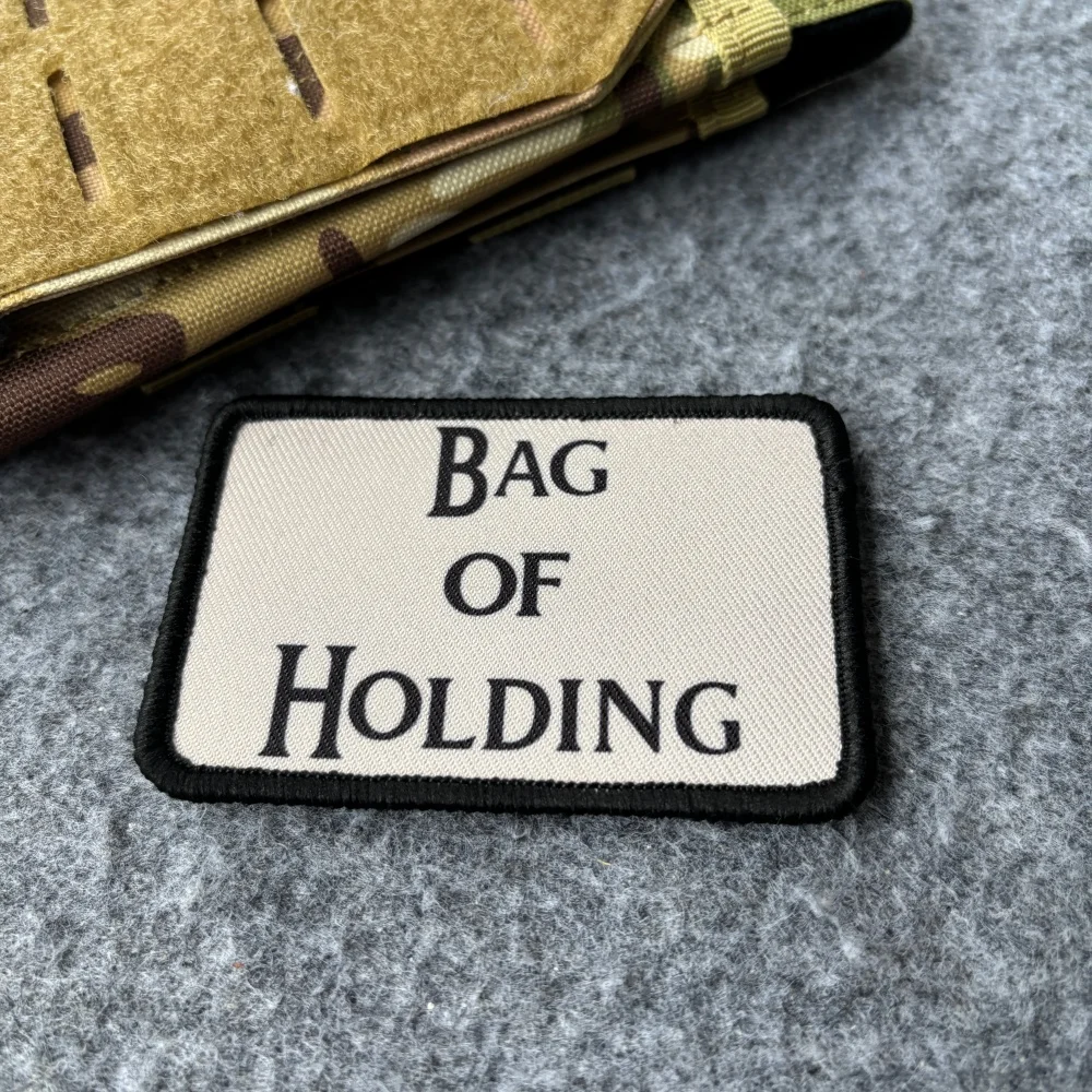 Bolsa abierta mostrando parches en su interior