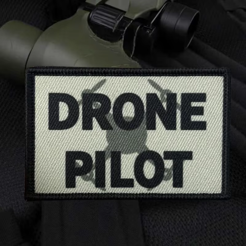 Vista frontal del parche de piloto de dron sobre superficie texturada