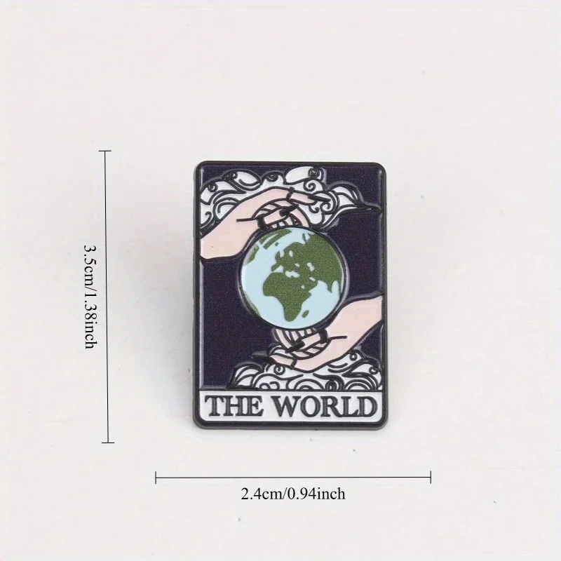 Broche esmaltado El Mundo tarot manos en relieve – insignia - imagen 2
