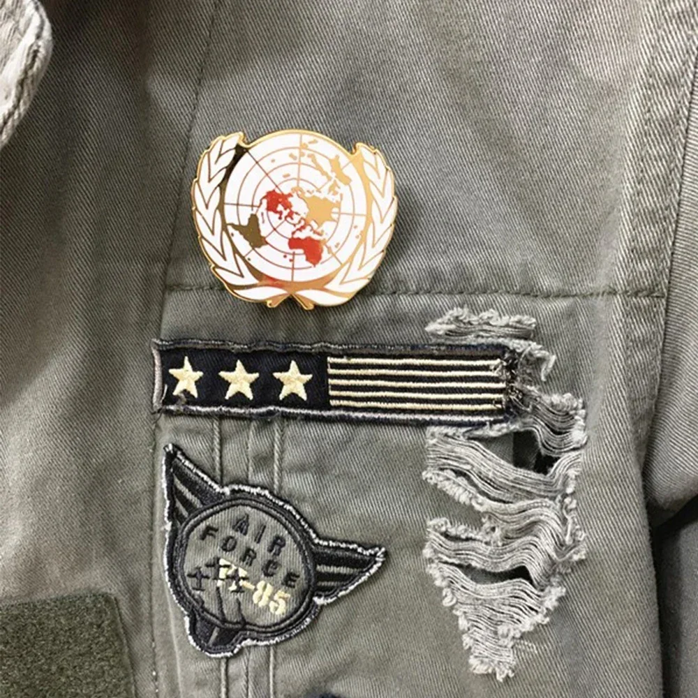 Insignia ONU metálica para boina con broche - imagen 3