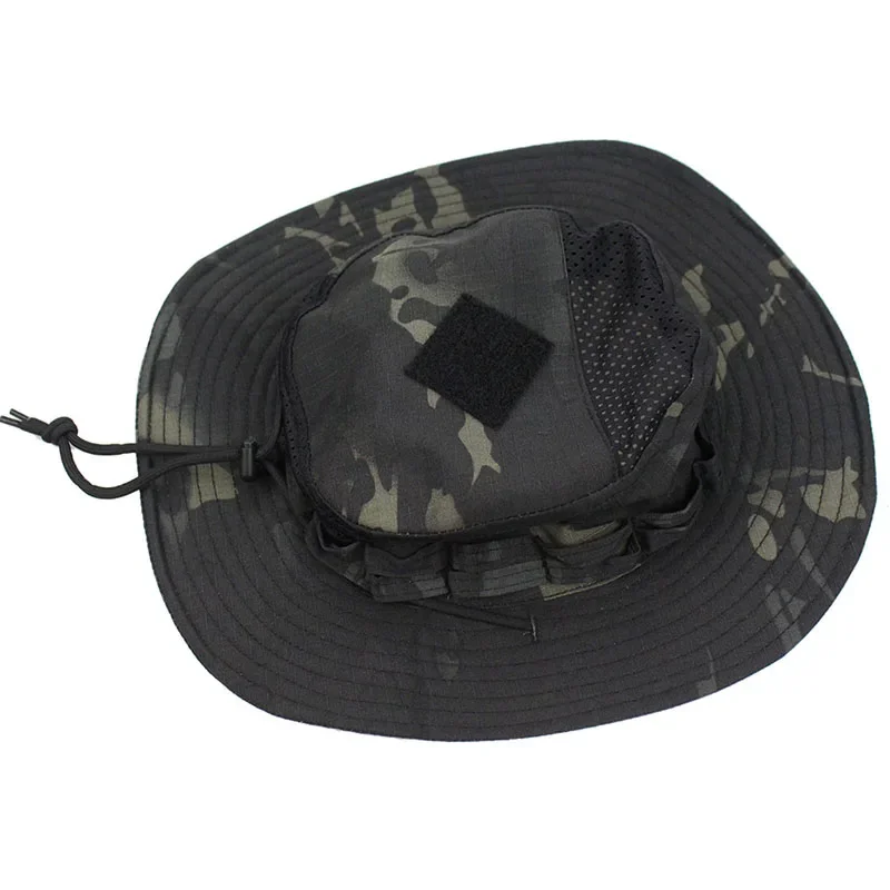 Sombrero táctico Boonie sobre superficie natural