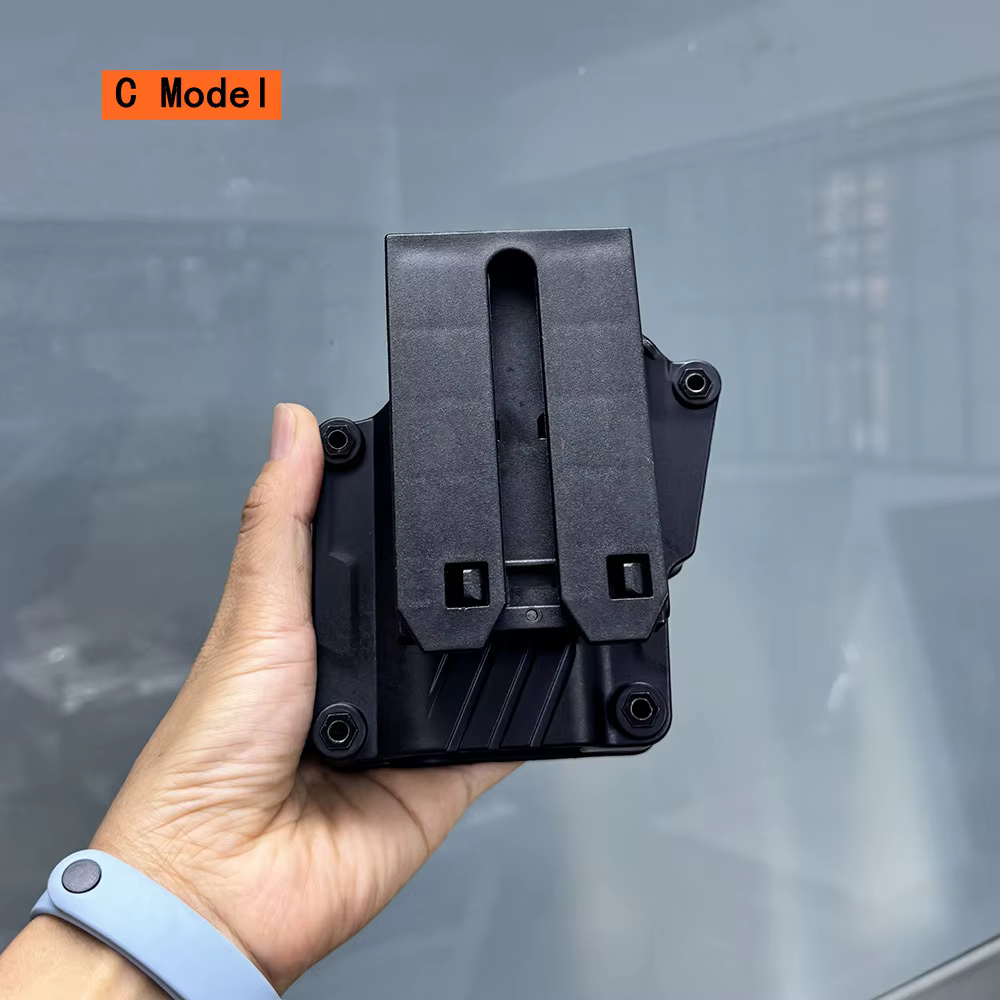 Funda puesta en cintura con pistola insertada