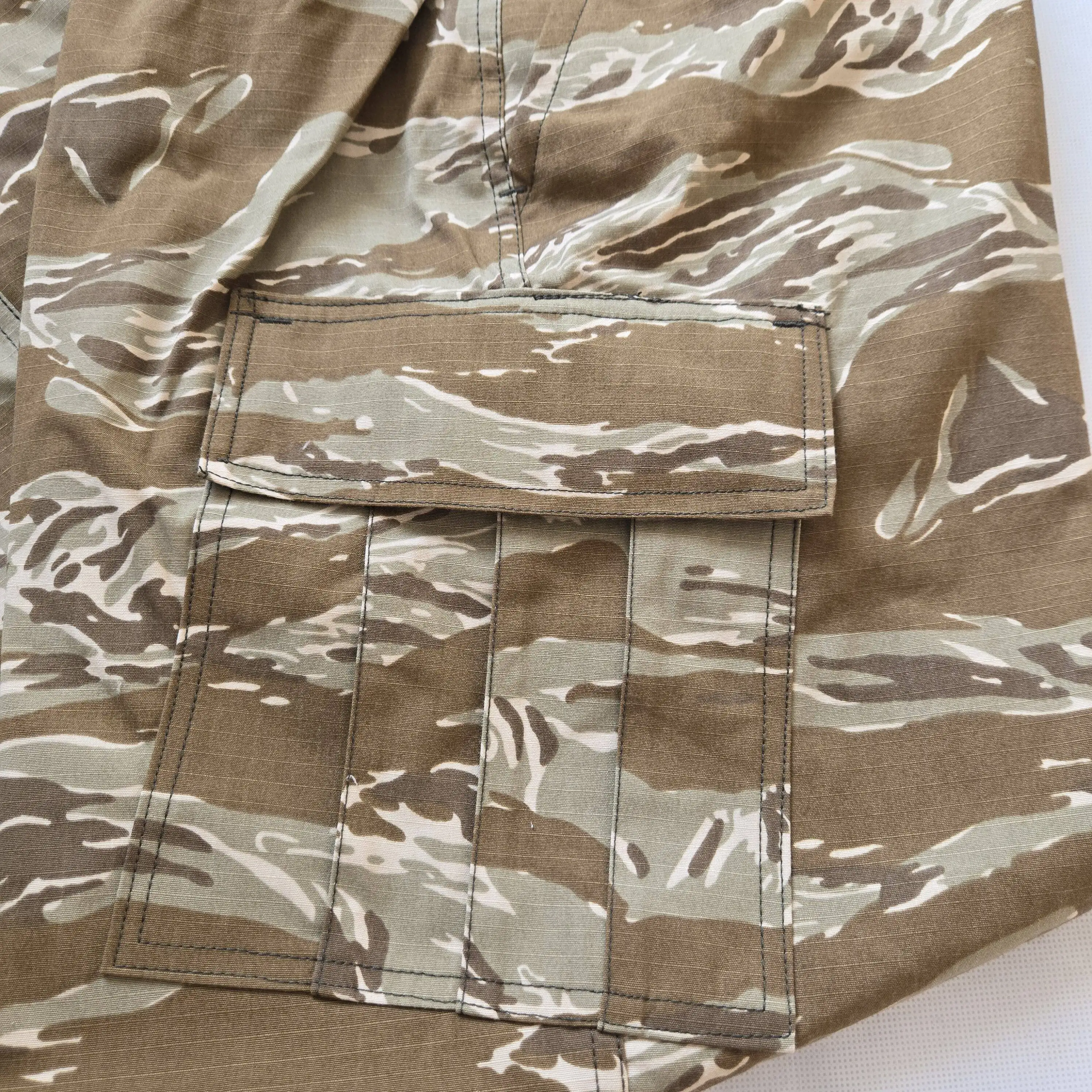 Vista trasera del uniforme de camuflaje con detalle de ajuste