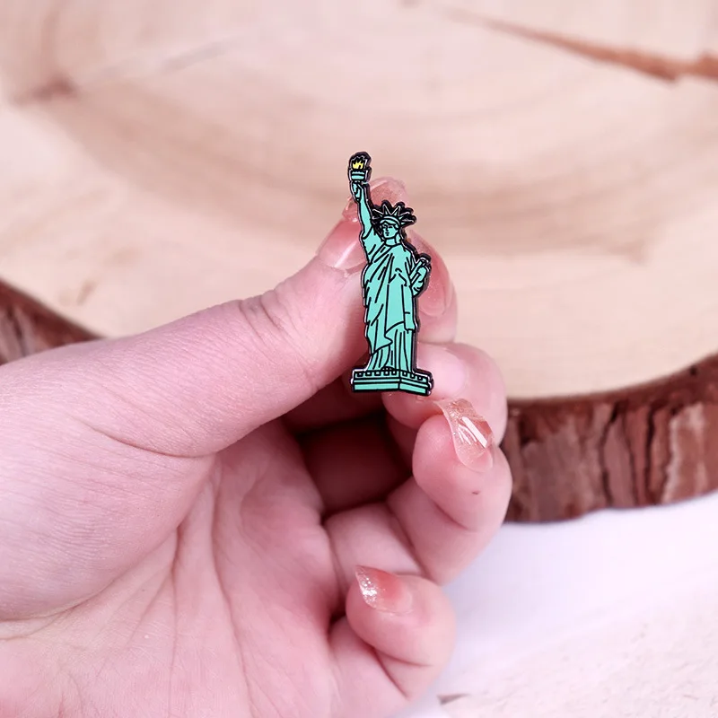 Insignia pin esmalte duro estatua de Nueva York para chaqueta - imagen 4
