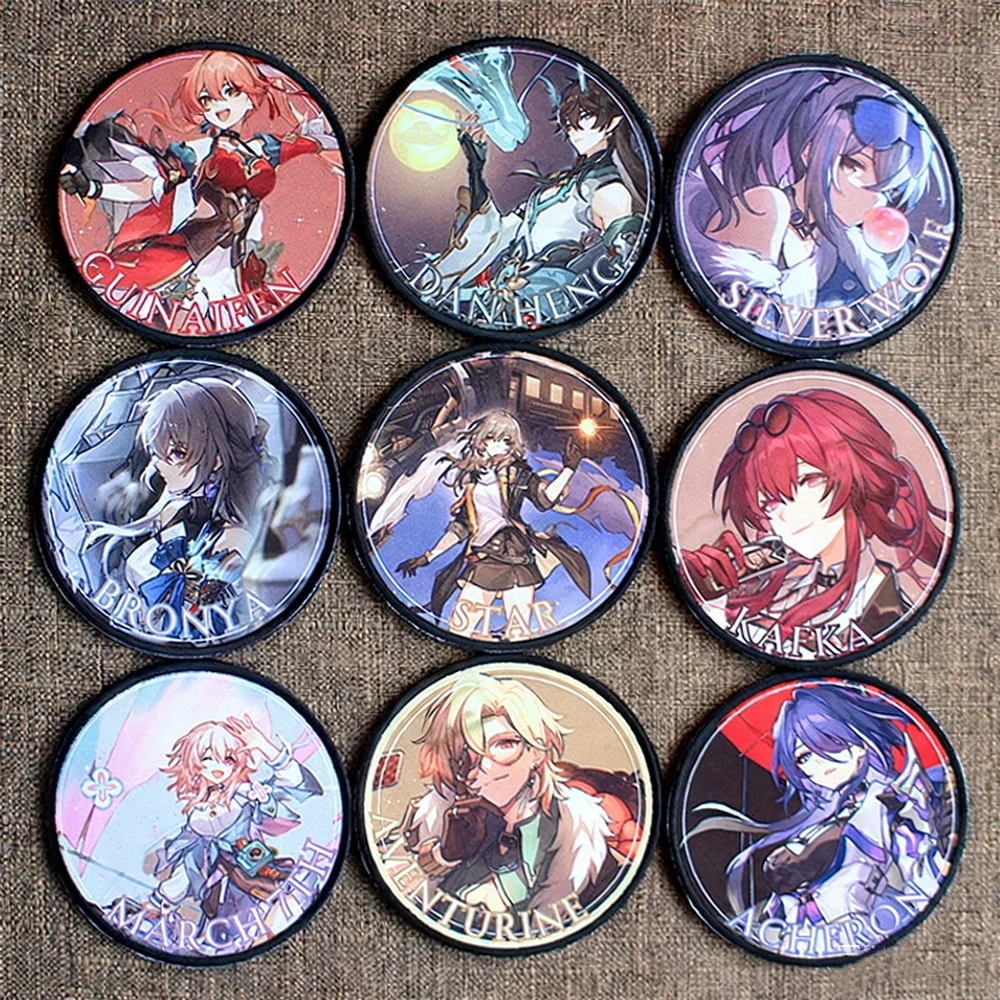 Parche visto de frente mostrando el diseño del lobo plateado y los personajes Firefly y Aventurina