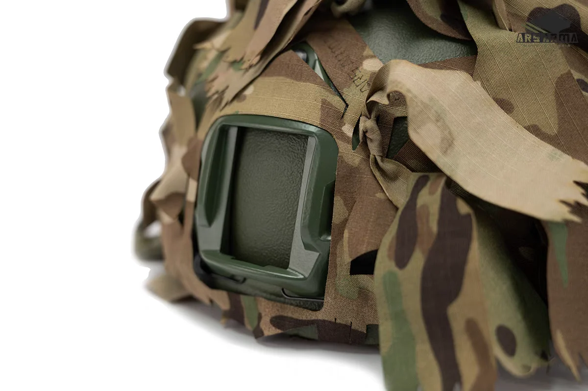 Cubierta de camuflaje Lista A-23 puesta sobre un casco táctico