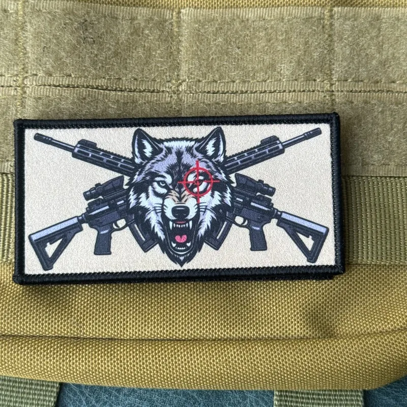 Detalle del diseño tipo insignia y estilo táctico