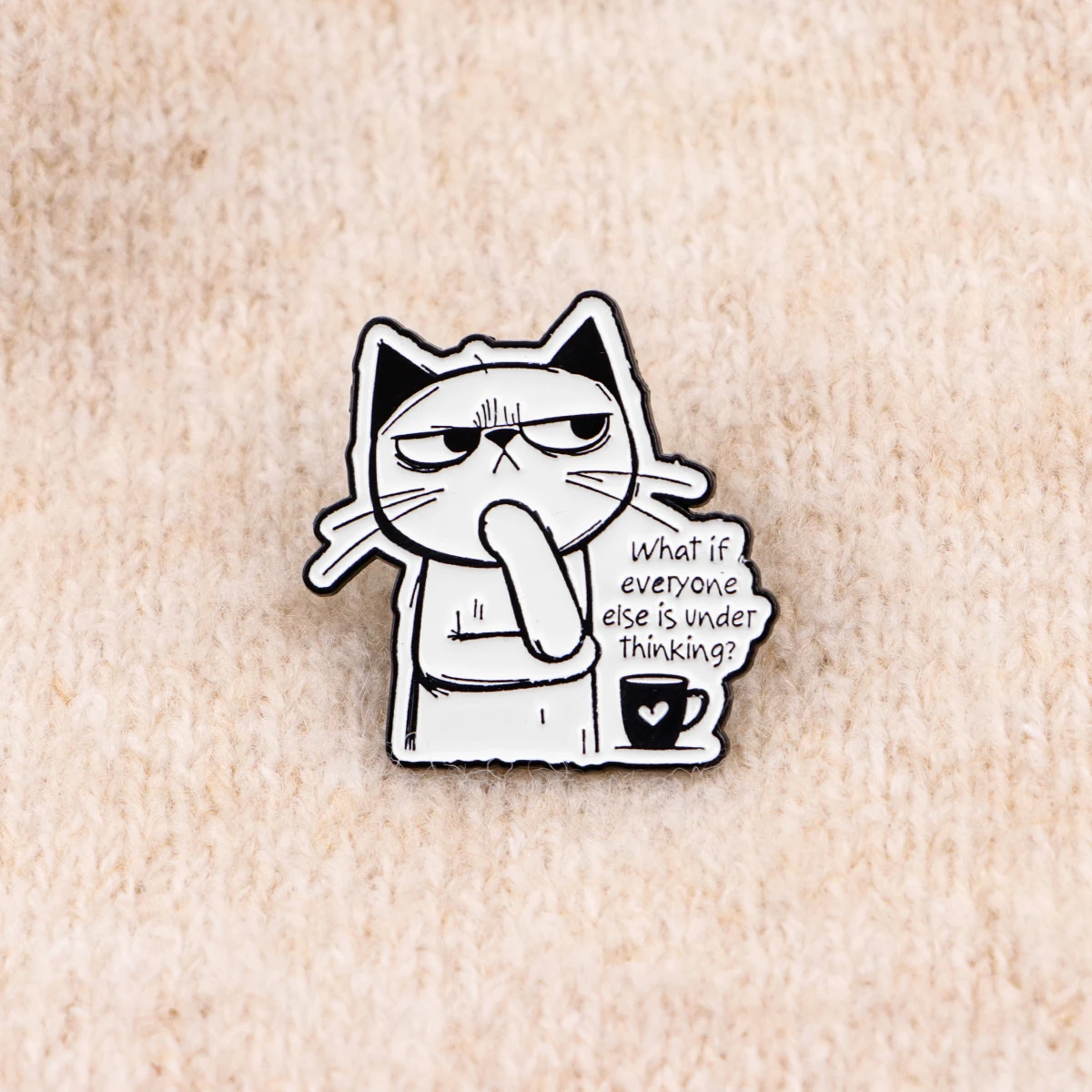 Pin fijado en una mochila como ejemplo de uso