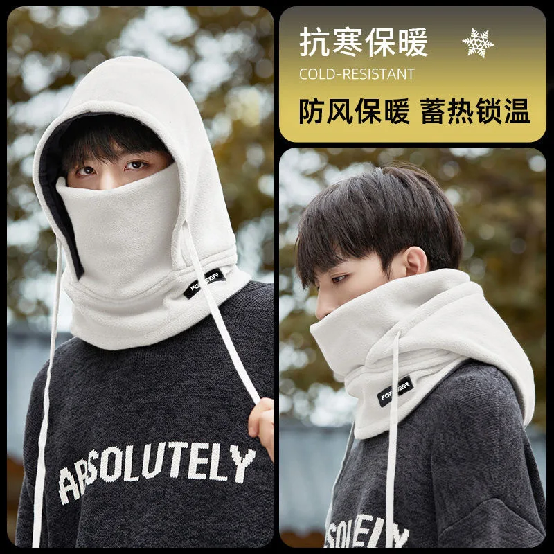 Modelo usando la balaclava con equipamiento de motocicleta