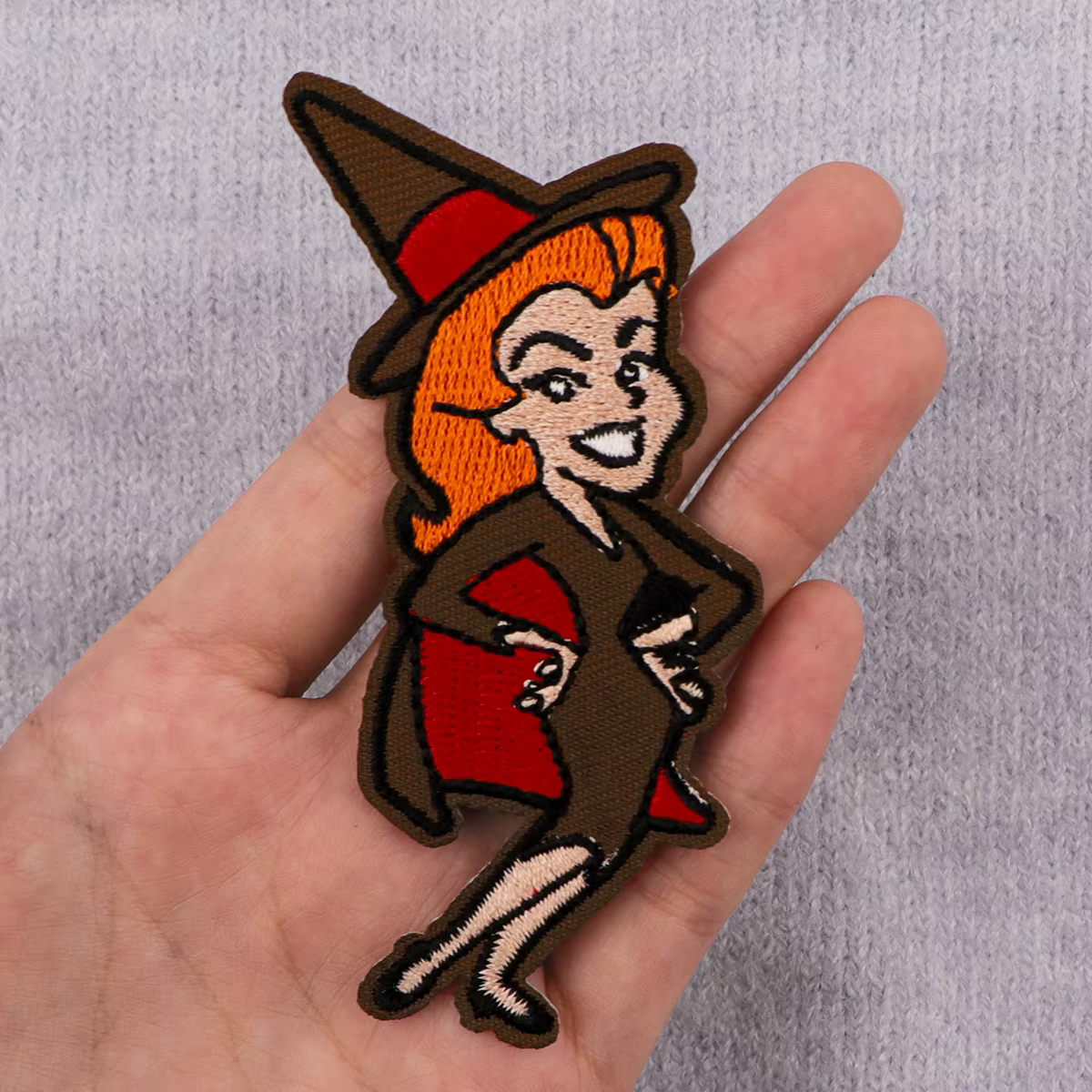 Parche bordado bruja - insignia para coser o planchar
