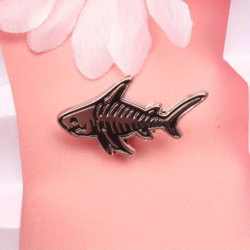 Pin táctico esmalte esqueleto de tiburón para mochila y chaqueta - imagen 3