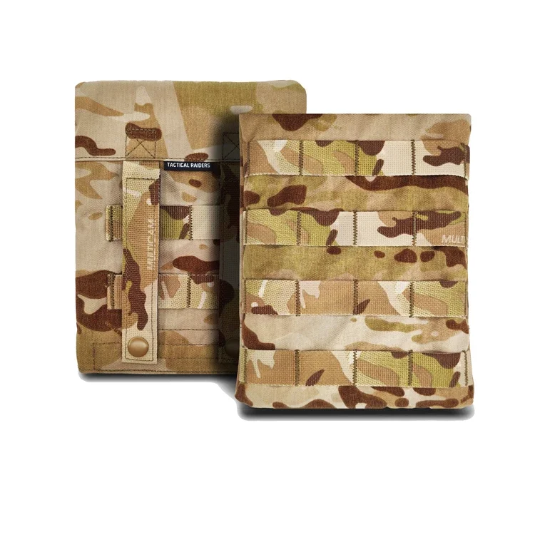 Panel lateral MOLLE en uso con chaleco
