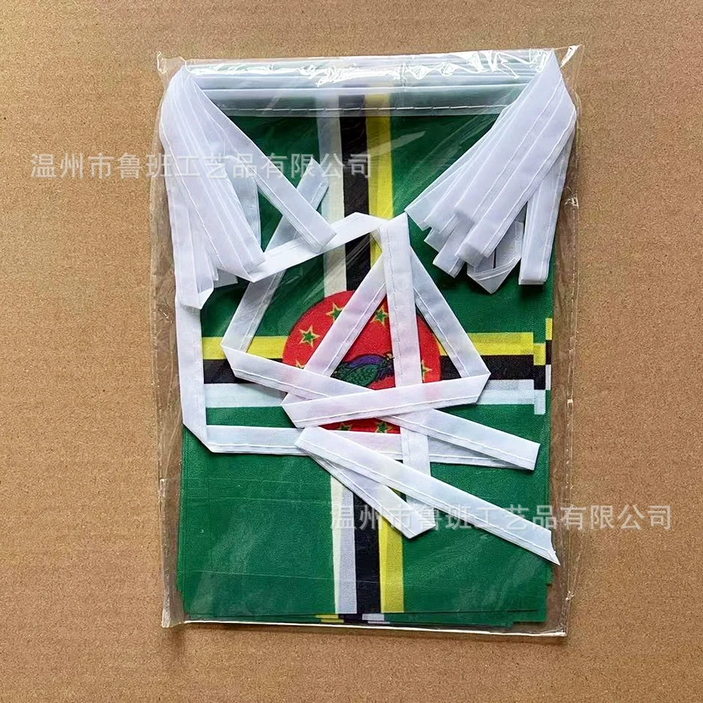Banderines decorando un espacio festivo